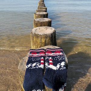 灯台ソックス - 灯台と格子模様のボーダーが入った、海をモチーフにしたカラフルなソックスの編み図（PDF）