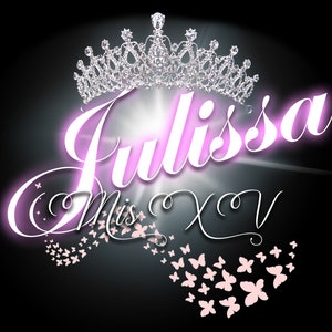 Puede incluir: Un diseño gráfico rosa y blanco con el texto "Julissa Miss XV" y una corona plateada con joyas brillantes. El diseño está rodeado de mariposas rosas.
