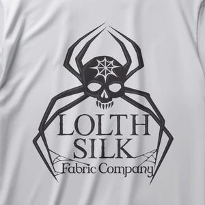 Pode incluir: Logotipo preto e branco de uma aranha com um crânio e um design de teia de aranha. O texto "Lolth Silk Fabric Company" está abaixo da aranha.
