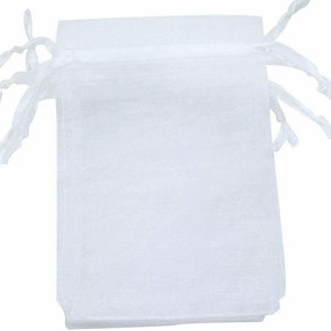 Pu&ograve; includere: Un set di sacchetti regalo in organza bianca con cordoncino. I sacchetti sono realizzati in tessuto trasparente e sono perfetti per piccoli regali o bomboniere.