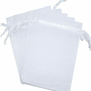 Pu&ograve; includere: Un set di sei sacchetti regalo in organza bianca con cordoncino. I sacchetti sono realizzati in tessuto trasparente e sono perfetti per piccoli regali o bomboniere.