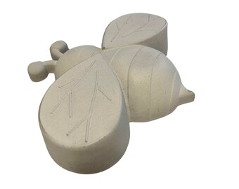 Bumble Bee Stepping Stone: Cement Garden Decor (10"x9"x2")