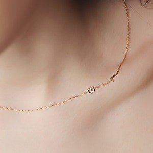 Très petit collier initiale, collier initiale latérale, collier élégant, colliers pour femme, bijoux quotidiens, cadeau de fête des mères
