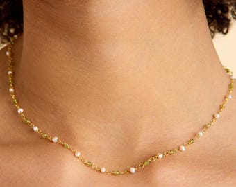 Collana di perle e peridoto, collana di perle semplice, pietra portafortuna di agosto, collana minimalista, gioielli boho, regalo di Natale