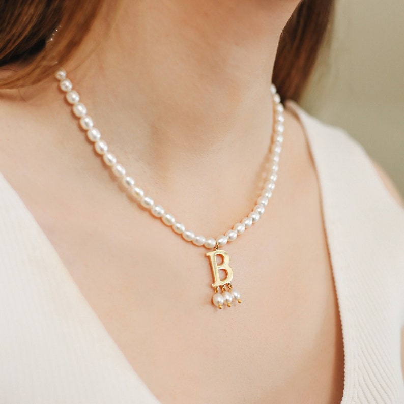 Collar inicial de perlas, collar de Ana Bolena, joyería medieval Tudor, collar de perlas de agua dulce, regalo del Día de la Madre imagen 2