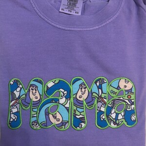 Sudadera de Toy Story Buzz para mamá, camiseta de mamá bordada a medida, sudadera con cuello redondo y aplique de mamá, camiseta de mamá inspirada en Disney imagen 3