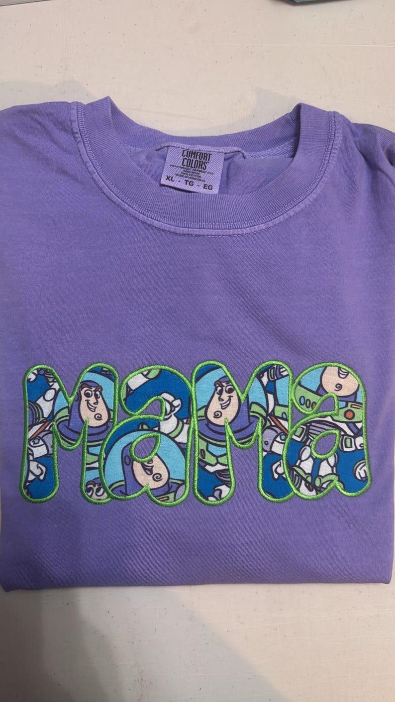 Sudadera de Toy Story Buzz para mamá, camiseta de mamá bordada a medida, sudadera con cuello redondo y aplique de mamá, camiseta de mamá inspirada en Disney imagen 3
