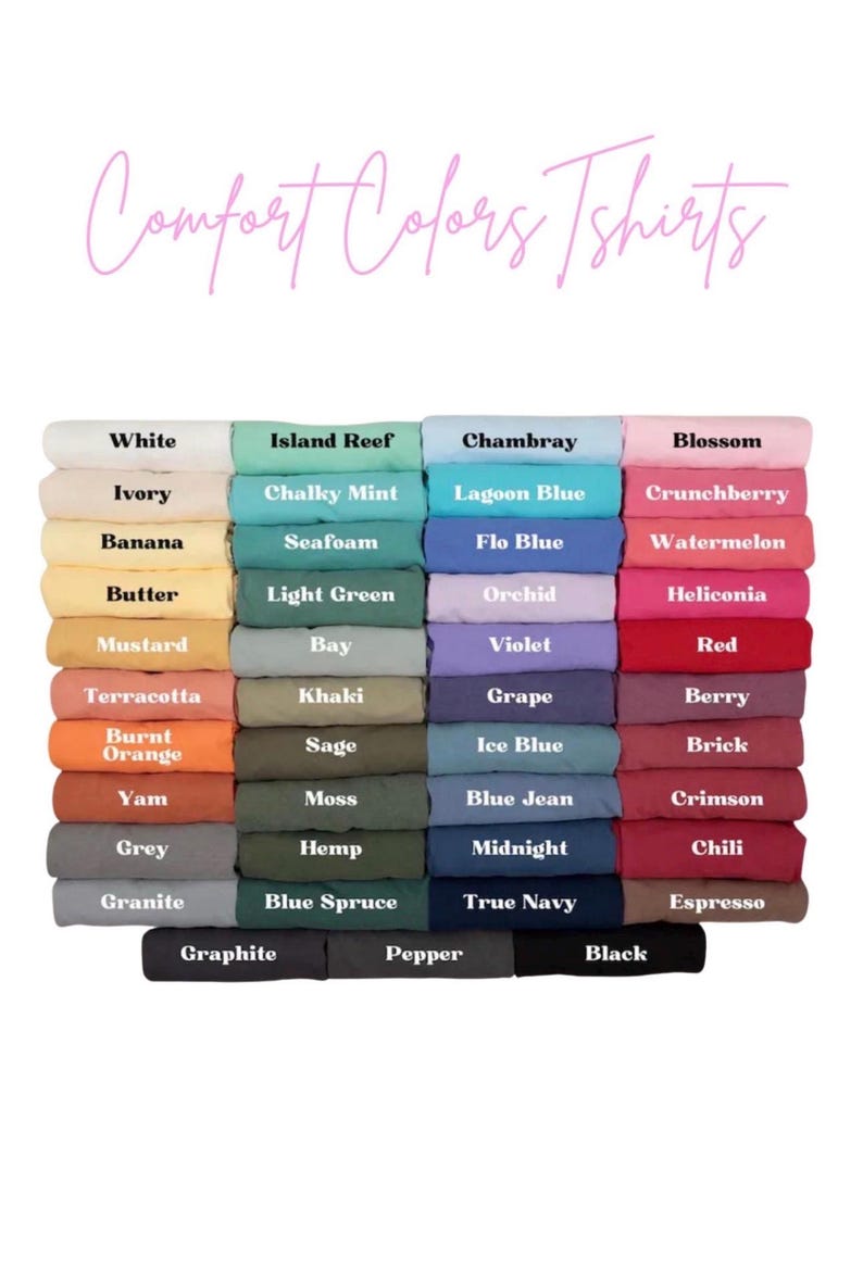 Op de afbeelding: Een verzameling gevouwen t-shirts gerangschikt in een raster, gelabeld met Comfort Colors Tshirts. De shirts worden weergegeven in verschillende kleuren, waaronder wit, ivoor, banaan, boter, mosterd, terracotta, oranje, yam, grijs en zwart.