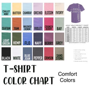 Puede incluir: Una carta de colores para camisetas que muestra veinticuatro muestras de tela con nombres como Chalky Mint, Butter, Chambray, Orchid, Blossom, Ivory, Seafoam, Yam, Washed Denim, Violet, Crunch Berry, Bay, Light Green, Hemp, Flo, Navy, Berry, Grey, Black, White, Blue Jean, Pepper, Crimson y Sand Stone. Incluye una tabla de tallas con medidas en pulgadas.