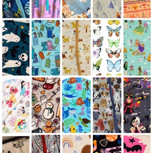 Op de afbeelding: Een collage van twintig stofstalen met diverse patronen, waaronder stripfiguren, vlinders, vakantiethema's, dieren en geesten. De textielsoorten tonen uiteenlopende kleuren en prints, waarbij elk gedeelte een eigen herhalend ontwerp laat zien.