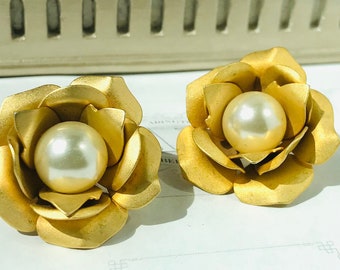 Gold-tone 1990s Floral Design Earrings A Precious Lady-like Touch of Class Gift for Her