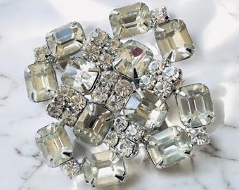 Beautiful Vintage Brooch, Clear Rhinestones in Floral Design, Touch of Vintage Class, 80s Bling with Deco Edge
