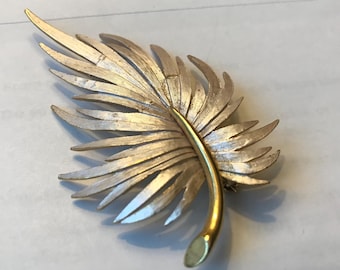 Mid Century Pin Brooch, Leaf Pin, Scarf Pin, 1960s Fashion, Light Gold-tone Leaf Pin