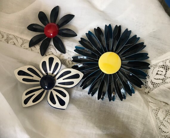 Vintage Metal Flower Pins, Three Enameled Colorfu… - image 9