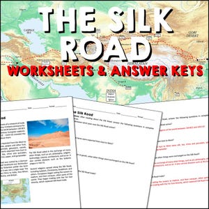 Puede incluir: Un mapa colorido de Asia con una línea roja que traza la Ruta de la Seda. El mapa se titula "The Silk Road Worksheets & Answer Keys". El mapa muestra la ubicación del desierto de Gobi, el mar Caspio, el Golfo Pérsico, el Himalaya y la India. El mapa también incluye una pequeña imagen de un paisaje desértico.