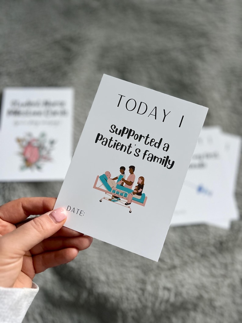 Peut inclure: Une carte blanche avec le texte "TODAY I Supported a Patient's family" et une illustration d'un patient dans un lit d'h&ocirc;pital avec des membres de sa famille. La carte a un espace pour une date. D'autres cartes sont en arri&egrave;re-plan.