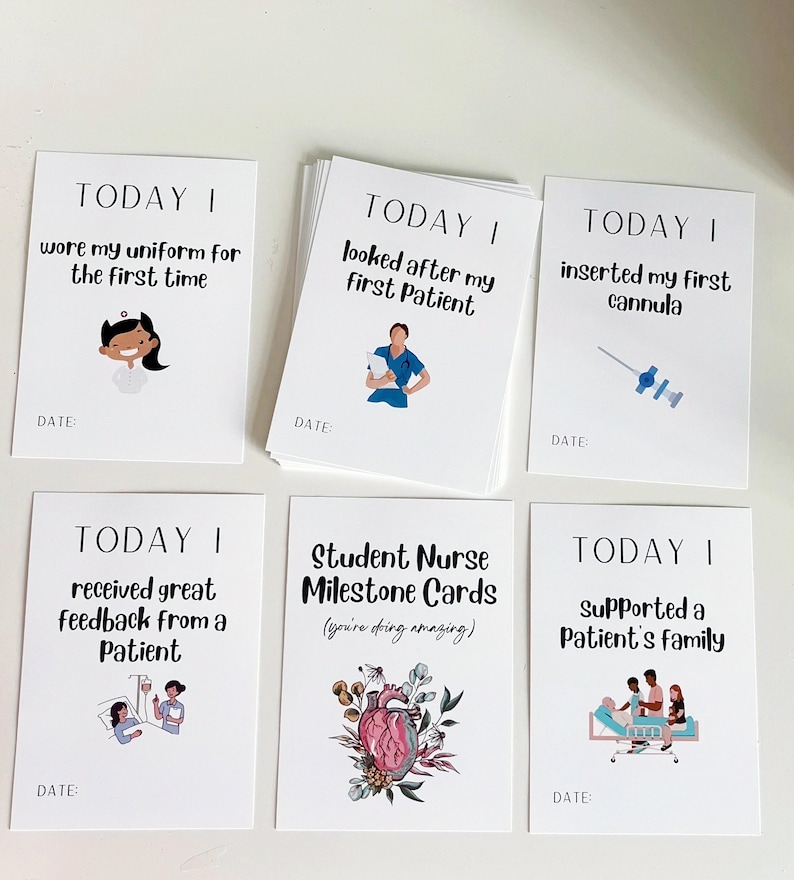 Peut inclure: Un ensemble de cartes &eacute;tapes pour infirmi&egrave;res &eacute;tudiantes blanches avec du texte noir et des illustrations. Les cartes comportent des phrases telles que "Aujourd'hui, j'ai ins&eacute;r&eacute; ma premi&egrave;re canule" et "Cartes &eacute;tapes pour infirmi&egrave;res &eacute;tudiantes".