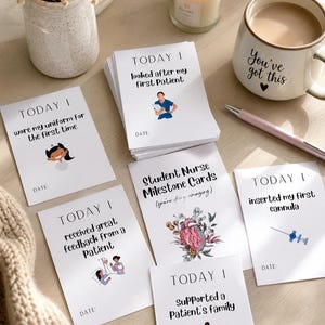 Peut inclure: Cartes &eacute;tapes pour infirmi&egrave;res &eacute;tudiantes blanches avec illustrations et texte, dont "Aujourd'hui, j'ai pris soin de mon premier patient". Une tasse avec "You've got this" est &agrave; c&ocirc;t&eacute; d'une bougie allum&eacute;e et d'un stylo.