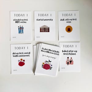 K&ouml;nnte beinhalten: Eine Sammlung wei&szlig;er Meilensteinkarten f&uuml;r Krankenpflegesch&uuml;ler. Jede Karte zeigt einen Titel wie &bdquo;Heute habe ich an meinem ersten MDT-Meeting teilgenommen&ldquo; und eine entsprechende Illustration. Die Karten sollen wichtige Erfahrungen dokumentieren.