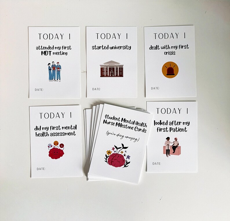 K&ouml;nnte beinhalten: Eine Sammlung wei&szlig;er Meilensteinkarten f&uuml;r Krankenpflegesch&uuml;ler. Jede Karte zeigt einen Titel wie &bdquo;Heute habe ich an meinem ersten MDT-Meeting teilgenommen&ldquo; und eine entsprechende Illustration. Die Karten sollen wichtige Erfahrungen dokumentieren.