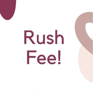 Könnte beinhalten: Ein Grafikdesign mit dem Text "Rush Fee!" in dunkelrosa. Der Hintergrund ist weiß mit abstrakten Formen in hellrosa und dunkelrosa.