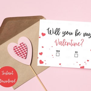 Puede incluir: Una tarjeta blanca con corazones rojos esparcidos por los bordes. La tarjeta dice "¿Quieres ser mi Valentín?" con una casilla de verificación para "Sí" y una casilla de verificación para "No".