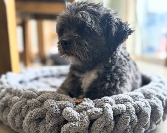 Crocheted pet bed, Cozy cat or dog basket, Calming dog bed, Chenille pet nest, Chunky knit bed for pet, Gift for pet lover, New pet gift