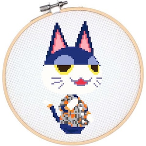 Könnte beinhalten: Kreuzstichmuster einer blau-weißen Katze, die ein buntes Hemd trägt. Die Katze hat ein weißes Gesicht mit schwarzen Augen und einer rosa Nase. Die Katze sitzt auf weißem Hintergrund.