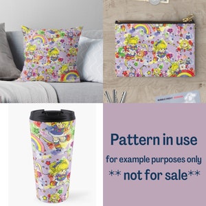 Op de afbeelding: Een paars en wit patroon met een regenboog, sterren en een cartoonmeisje met blond haar en een blauwe jurk. Het patroon wordt herhaald op een kussen, een draagtas en een reistumbler. De tekst "Patroon in gebruik voor voorbeelddoeleinden alleen ** niet te koop**" wordt weergegeven op een paarse achtergrond.