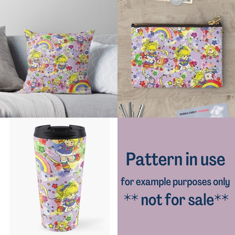 Op de afbeelding: Een paars en wit patroon met een regenboog, sterren en een cartoonmeisje met blond haar en een blauwe jurk. Het patroon wordt herhaald op een kussen, een draagtas en een reistumbler. De tekst "Patroon in gebruik voor voorbeelddoeleinden alleen ** niet te koop**" wordt weergegeven op een paarse achtergrond.