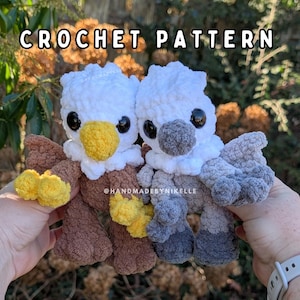 Puede incluir: Dos juguetes de crochet de águila con detalles blancos, marrones, amarillos y grises. El texto "CROCHET PATTERN" está en la parte superior de la imagen. Los juguetes tienen grandes ojos negros y se sostienen en las manos.