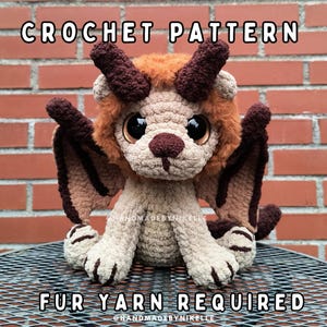 Puede incluir: Una criatura de peluche tejida con grandes ojos oscuros, cuernos y alas marrones. El peluche está hecho con hilo beige, marrón y naranja. El texto en la parte superior dice "CROCHET PATTERN" y en la parte inferior "FUR YARN REQUIRED".
