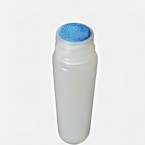 Può includere: Un timbro cilindrico bianco con un tampone di inchiostro blu strutturato. Il timbro è in plastica ed è progettato per applicare inchiostro sulle superfici. Il tampone di inchiostro è di colore blu brillante.