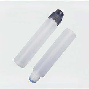 Pode incluir: Duas garrafas de plástico branco translúcido com detalhes em cinza escuro e azul. Uma garrafa tem uma tampa cinza escuro, e a outra está sem tampa. As garrafas são cilíndricas e parecem vazias.