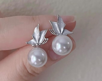 Orecchini pendenti con perle a forma di farfalla in argento dorato / Placcati in oro 18k / Kimi