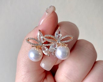 Orecchini a forma di fiore con perle di 9-10 mm e zirconi dorati / perle rotonde / argento sterling 925 / Ella