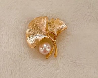 Spilla a forma di foglia di Ginkgo con perle bianche da 8-9 mm / forma rotonda / perle d'acqua dolce / placcata oro / Aster