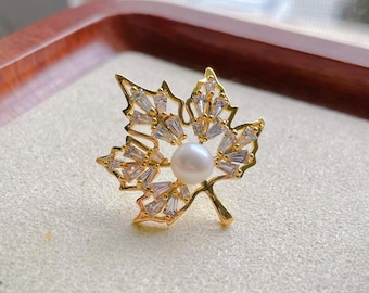Spilla a forma di foglia d'acero con zirconi bianchi da 5,5-6 mm / forma rotonda / perle naturali / placcata oro / pioggia