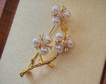 Spilla a forma di fiore di prugna con perle bianche e zirconi da 5-6 mm / forma rotonda / perle d'acqua dolce / placcata oro / cedro