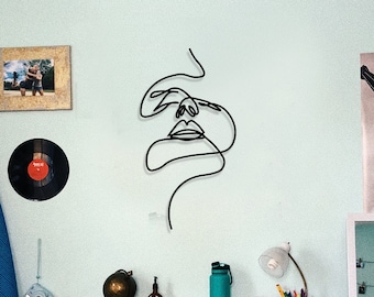 Arte de pared de metal con labios de mujer: Decoración de línea moderna