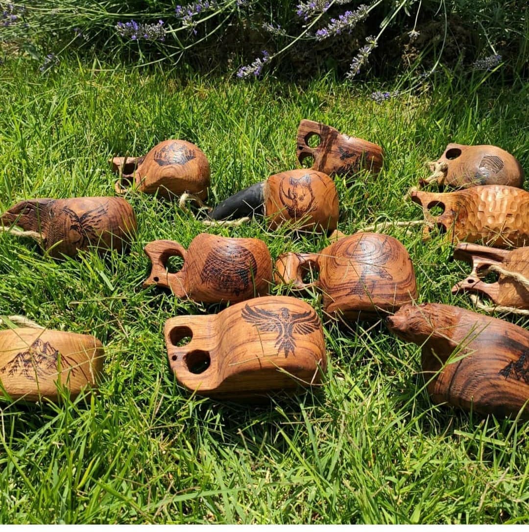 手作りのパーソナライズされたククサ：栗またはクルミの木製マグカップ