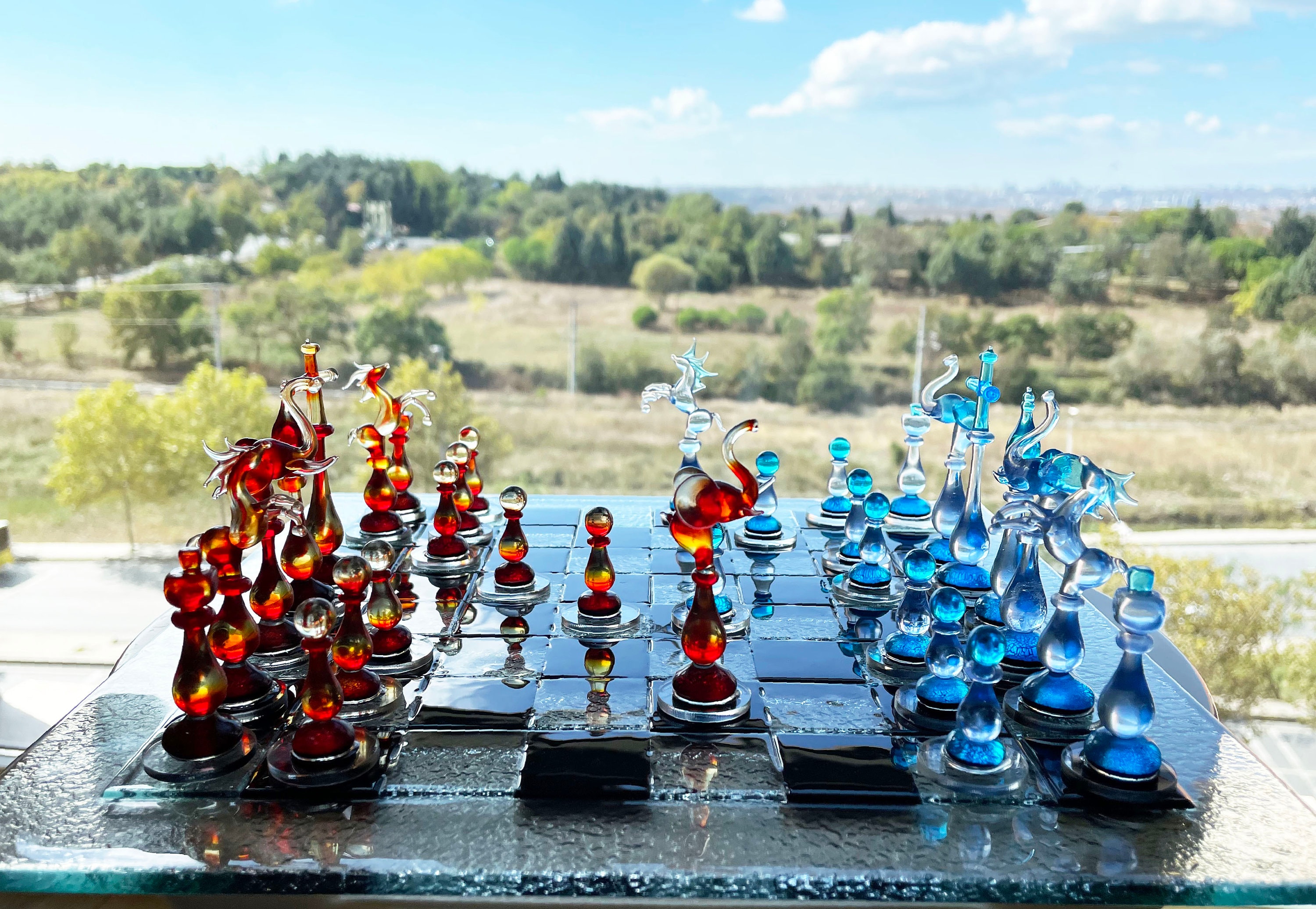 手作りのムラーノガラスチェスセット：オレンジとブルーの吹きガラスの