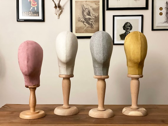 Manichino con testa bianca opaca: espositore per parrucche, cappelli e gioielli - Italia