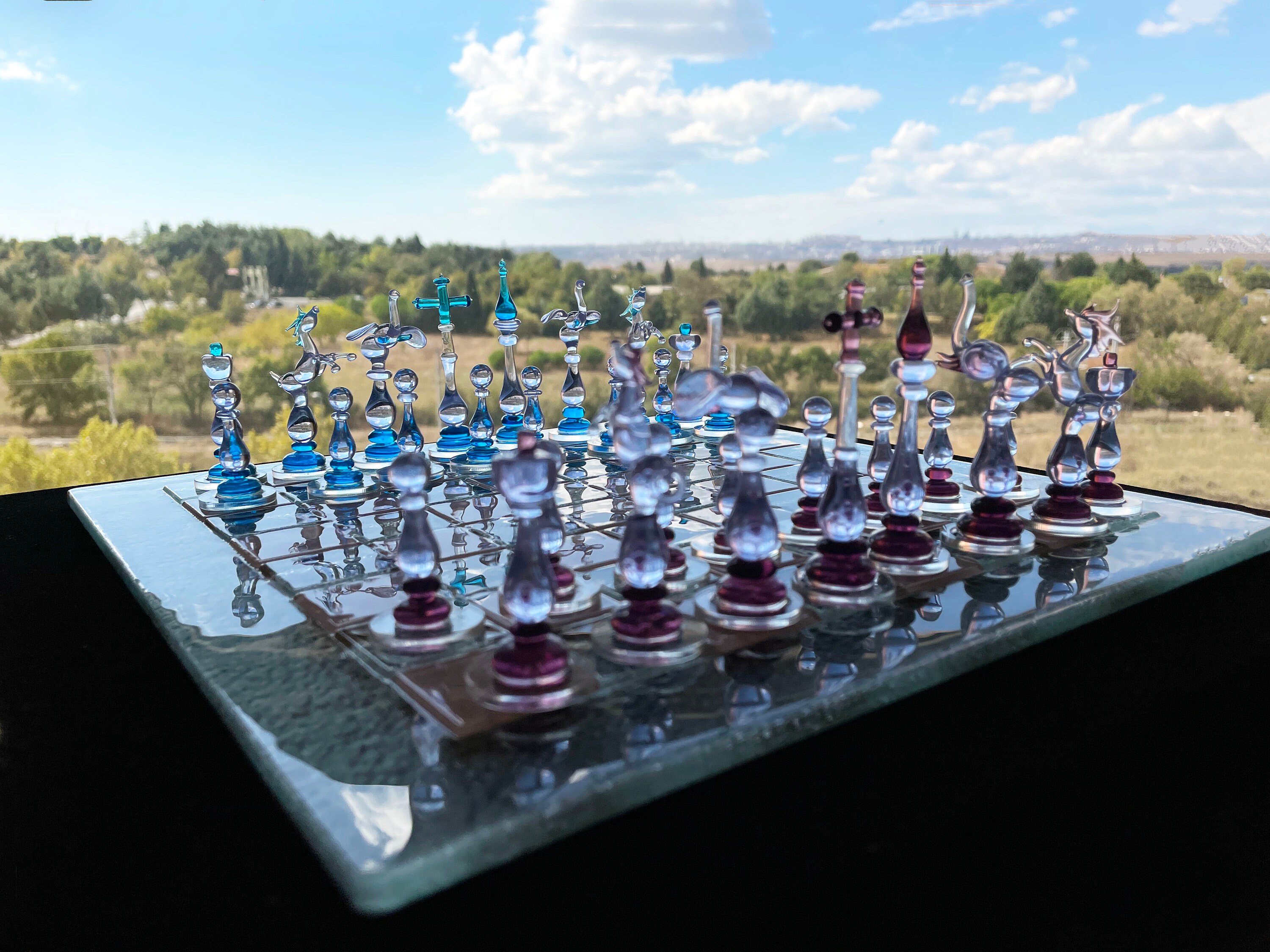 手作りのムラーノガラスチェスセット：ピンクとブルーの吹きガラスの