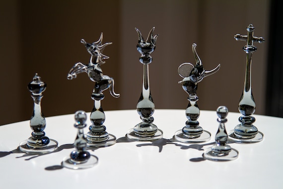 手作りのムラーノガラスチェスセット：ブラック＆ブルーガラスボード