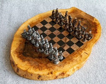 Juego de ajedrez de madera hecho a mano con figuras romanas de metal  Tablero de tronco de árbol personalizado