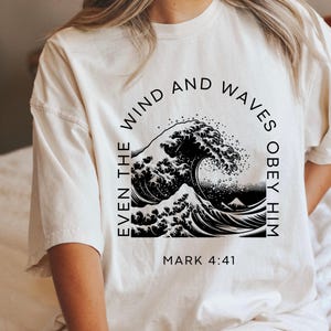 Zelfs de wind en de golven gehoorzamen hem, uniseks kledingstukgeverfd T-shirt