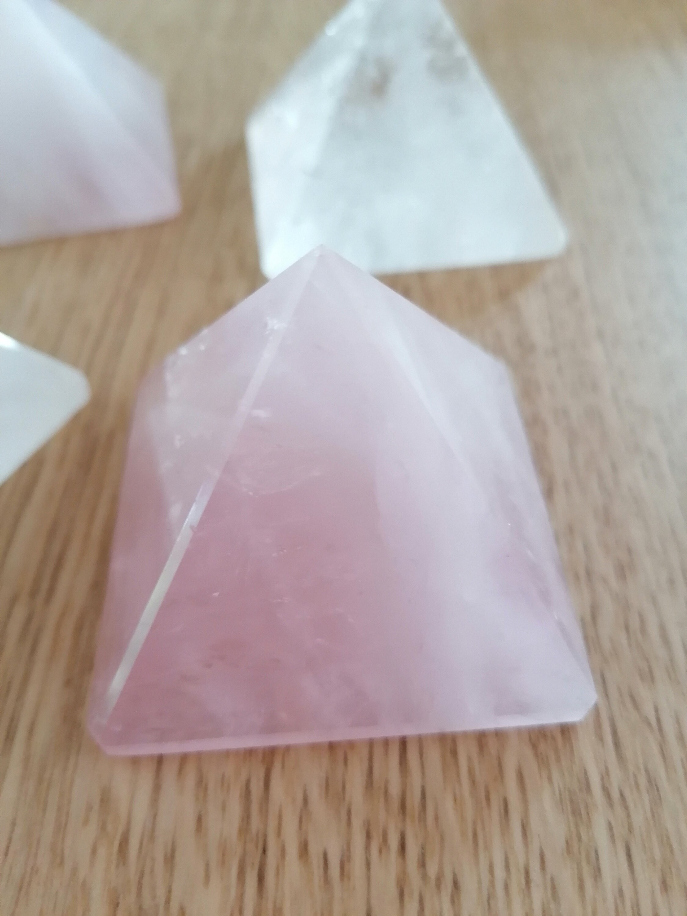 Pyramides en Pierre Naturelle de Quartz Rose