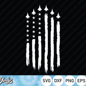 Könnte beinhalten: Ein weißes, abgenutztes amerikanisches Flaggen-Design mit Grunge-Effekt. Die Flagge besteht aus 13 horizontalen Streifen und 50 weißen Sternen auf einem blauen Feld. Mehrere weiße Flugzeuge fliegen in Formation über der Flagge.