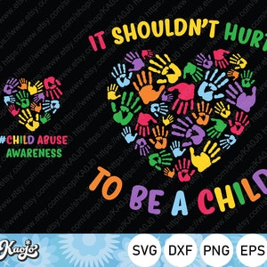 Könnte beinhalten: Ein schwarzer Hintergrund mit einer Herzform aus bunten Handabdrücken. Der Text "Es sollte nicht weh tun, ein Kind zu sein" ist in Regenbogenfarben geschrieben. Der Text "#Child Abuse Awareness" ist in Weiß geschrieben. Der Text "Kaojo" ist in Weiß mit einem Schneeflockenmuster geschrieben. Der Text "SVG DXF PNG EPS" ist in Weiß geschrieben.